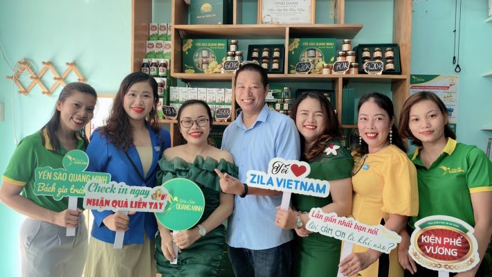 team Đông y Quang Minh chụp lưu niệm