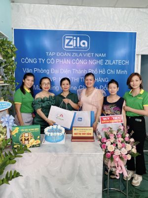 khách hàng mua hàng tại showroom HCM